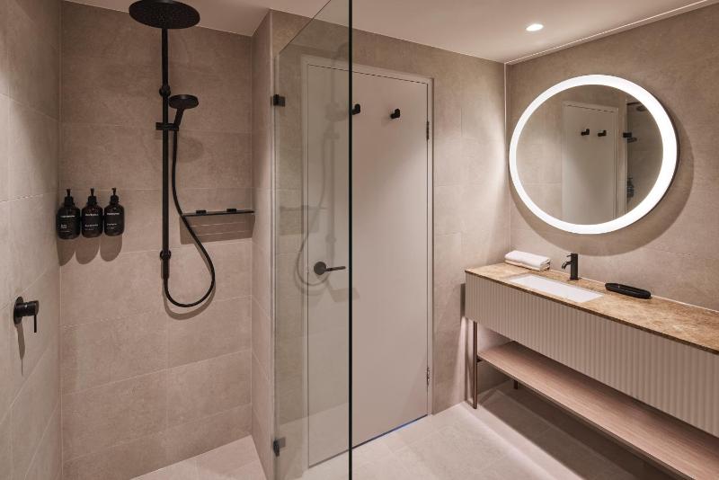 Twin Room image 4