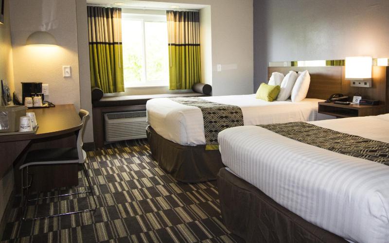 Queen Room with Two Queen Beds - Non-Smoking image 2