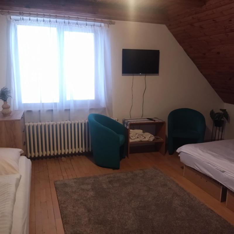 Deluxe Quadruple Room image 3