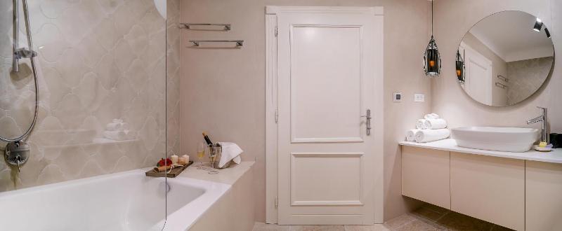 Deluxe Double Room with Bath image 2