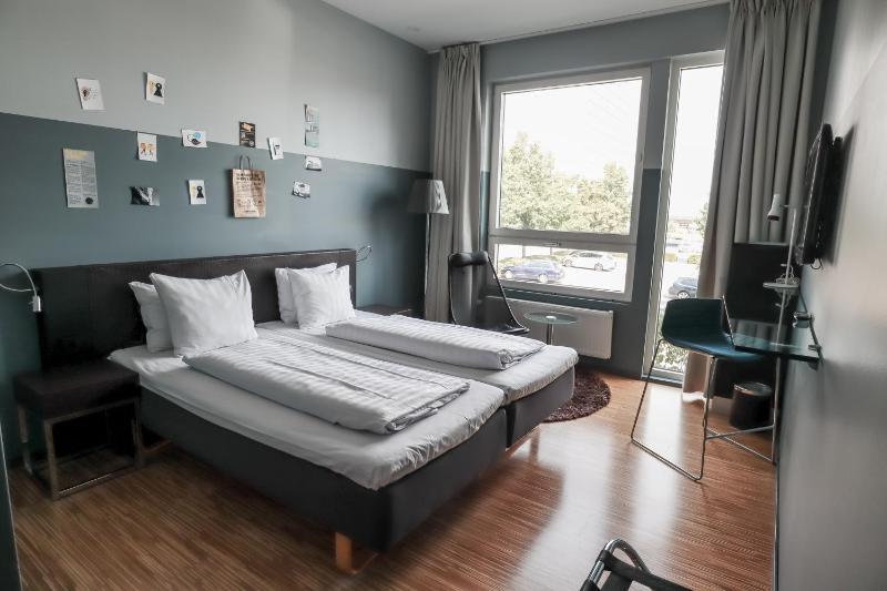 Standard Twin Room image 2