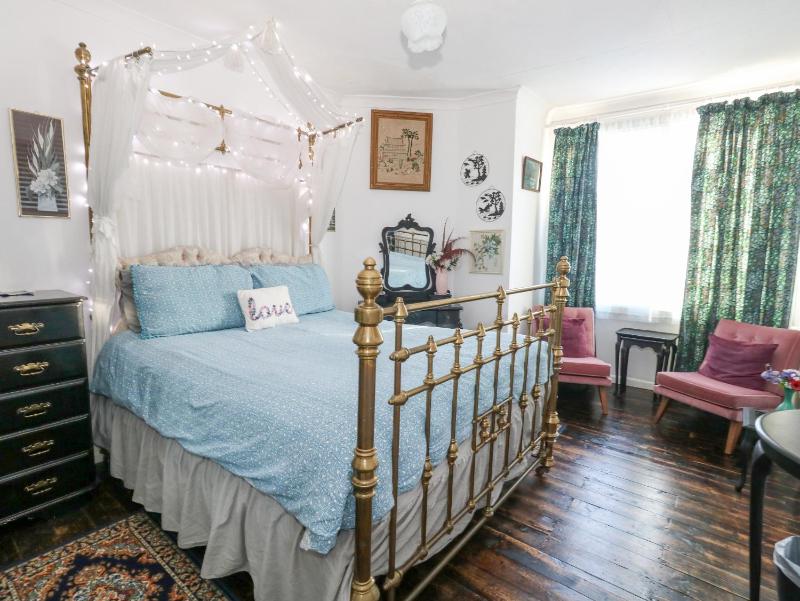 Victorian Town House - image 23