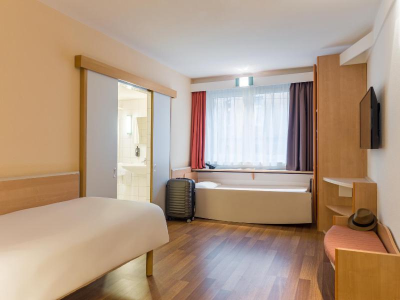 Standard Twin Room with Two Twin Beds - Accessible image 3