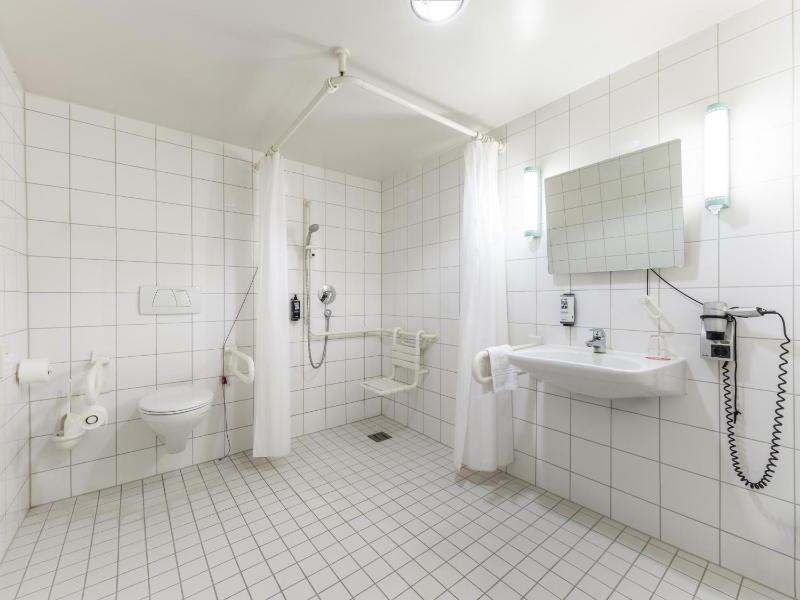 Standard Twin Room - Accessible image 4