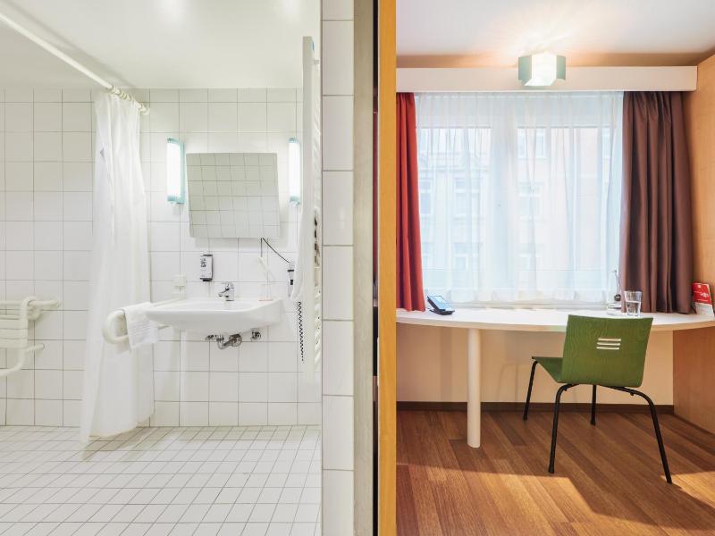 Standard Twin Room with Two Twin Beds - Accessible image 4