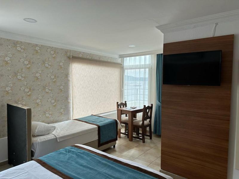 Double Room with Balcony and Sea View image 2