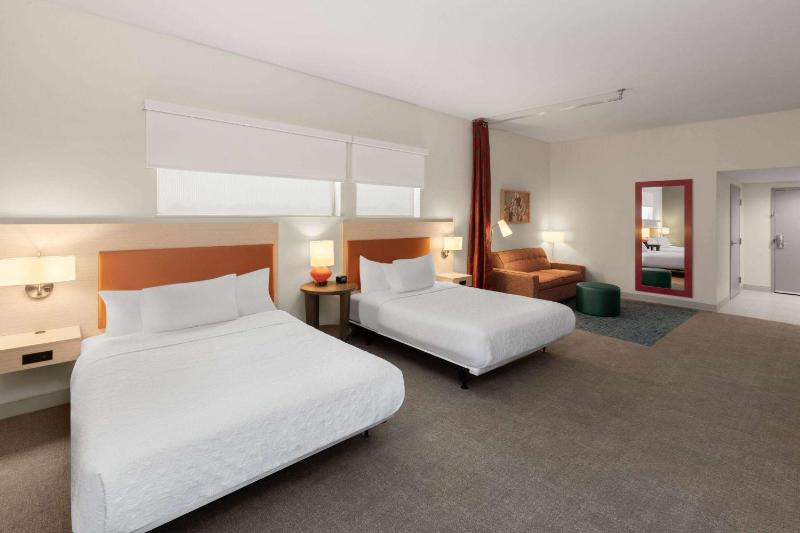 2 Queen Beds, Mobility Accessible Studio image 3