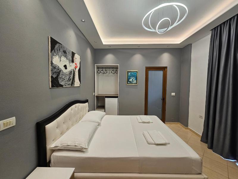 Double Room with Balcony image 4