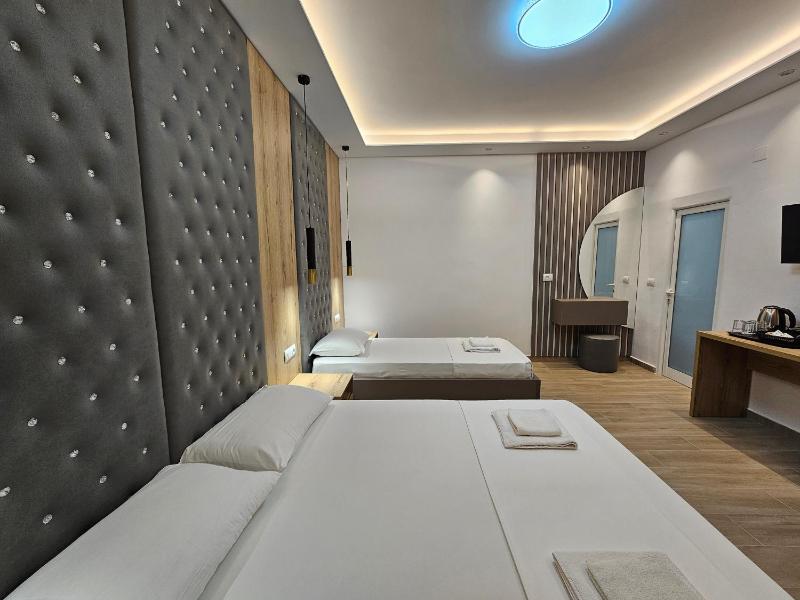 Deluxe Triple Room image 4