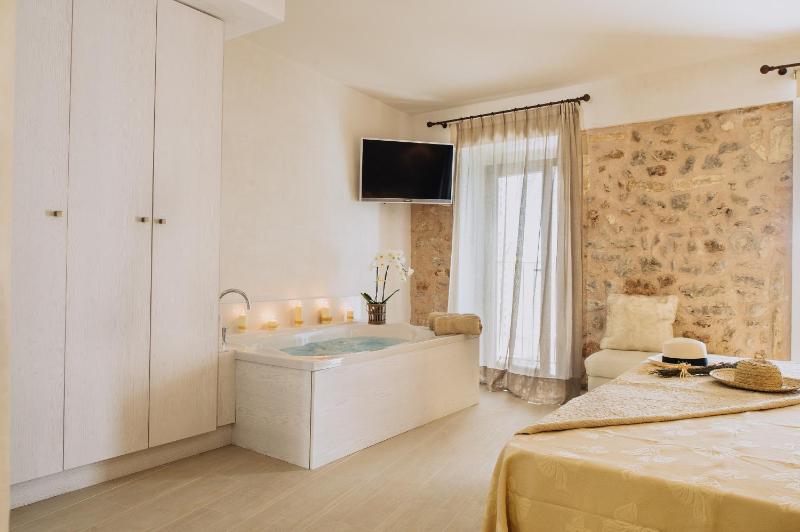 Deluxe Double Room image 3