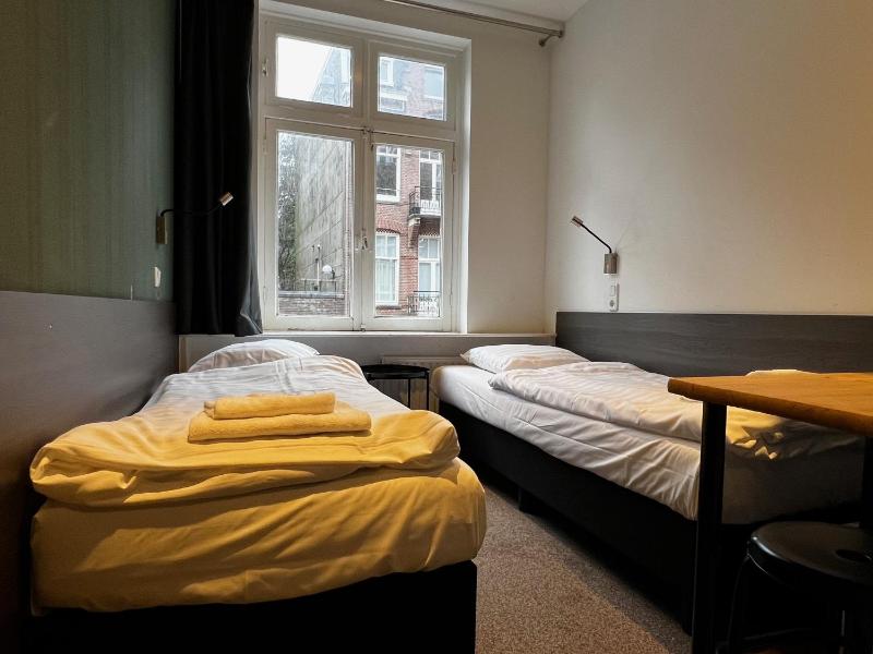 Basic Twin Room image 4