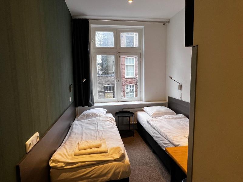 Basic Twin Room image 3