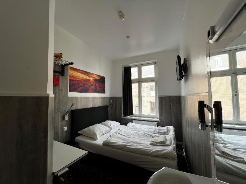 Basic Double Room image 3