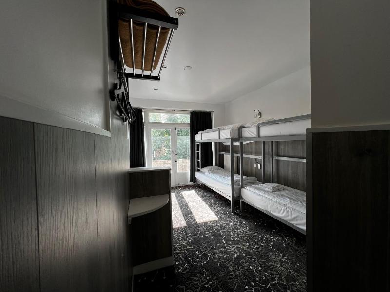 Dormitory Room (6 Adults) image 1