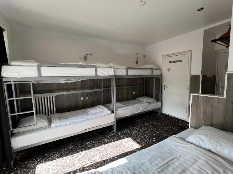 Dormitory Room (6 Adults) image 4