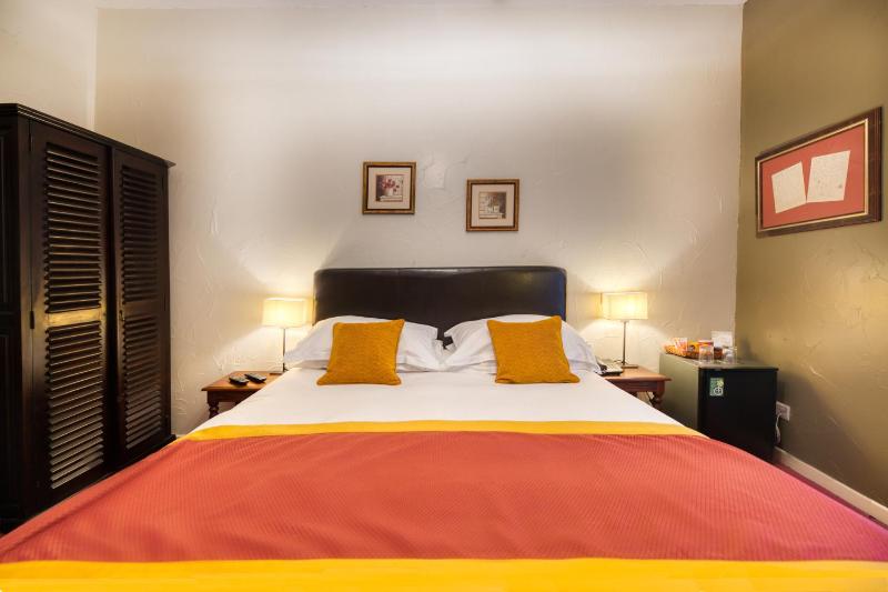 Standard Queen Room image 3