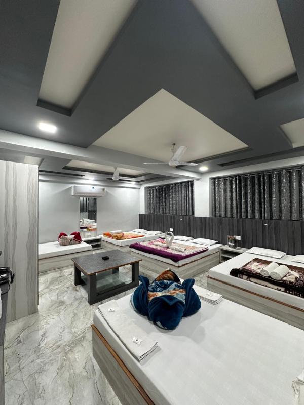 HOTEL ROYAL SUITES + - image 16