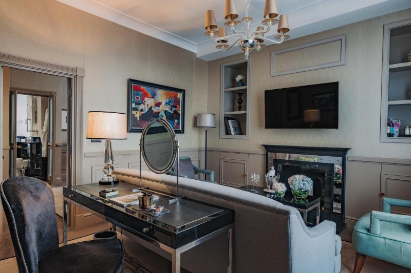Deluxe King Suite image 2