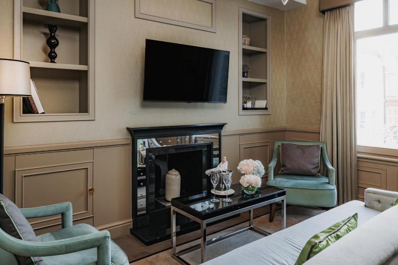 Deluxe King Suite image 3