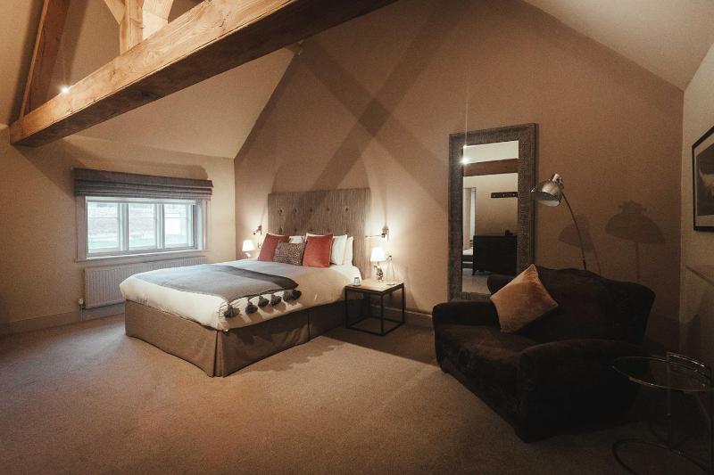 Superior King Room image 3