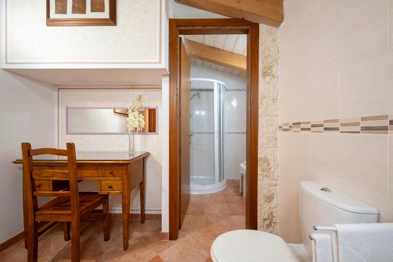 Junior Suite with Balcony image 4