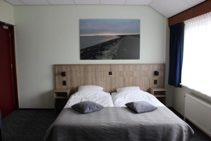 Double Room image 3