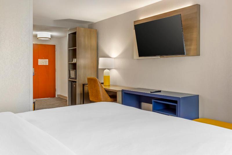 King Suite - Non-Smoking image 3