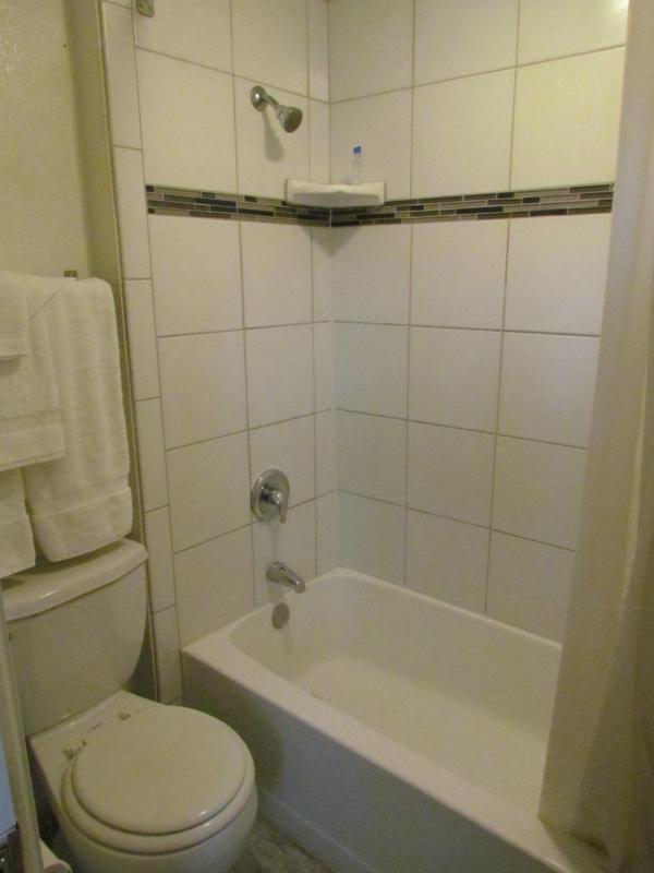 Basic Queen Room image 4