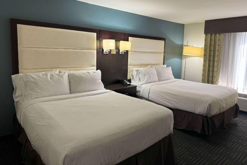 Deluxe Queen Room with Two Queen Beds - Non-Smoking image 1