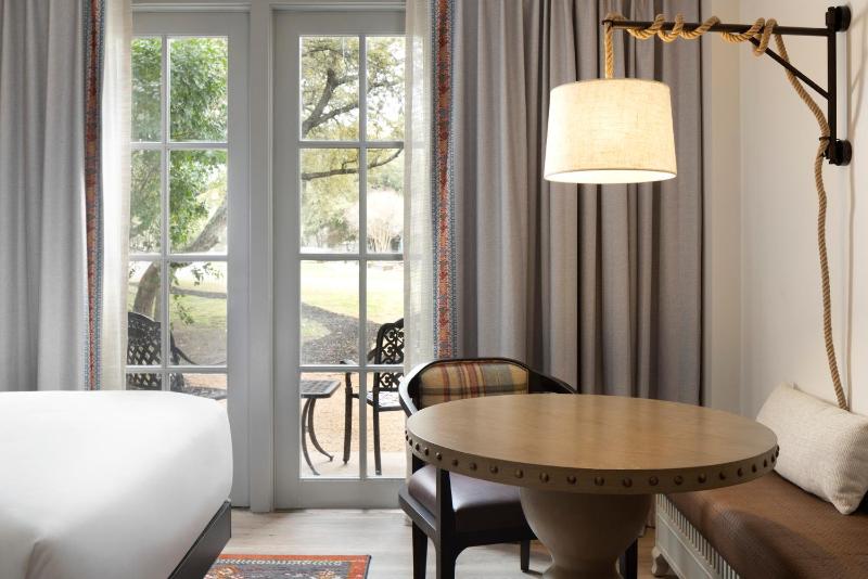 Queen Room with Two Queen Beds and Patio image 4