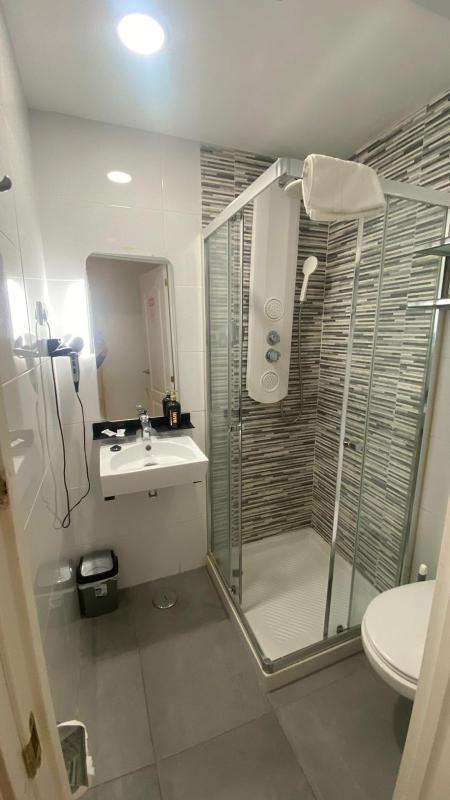 Twin Room image 4