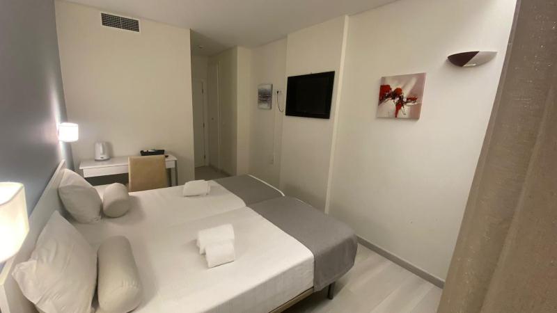 Twin Room image 3