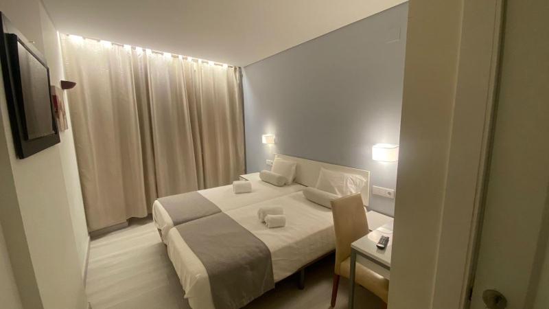 Twin Room image 2