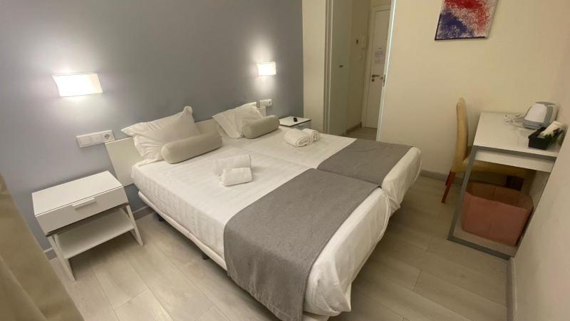 Twin Room image 4