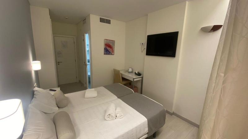 Twin Room image 3
