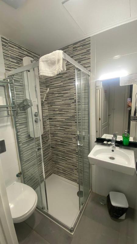Twin Room image 2