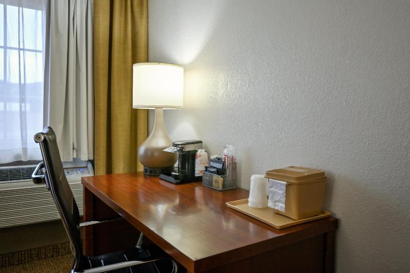 Queen Room with Two Queen Beds - Non-Smoking image 3