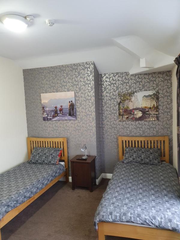 Twin Room image 3