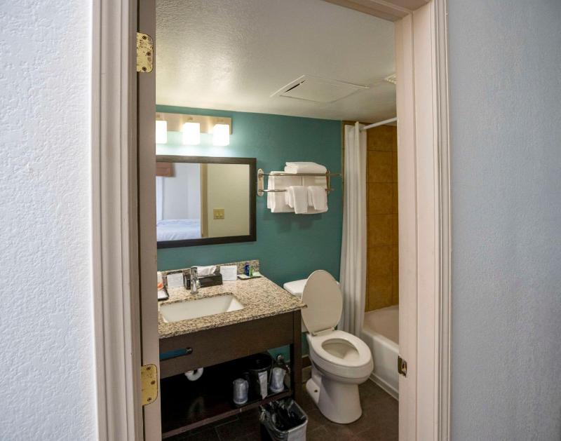 Queen Room - Non-Smoking image 2