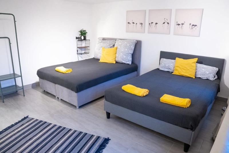Hamburg Altona - Three Bedrooms for up to 10 - image 2