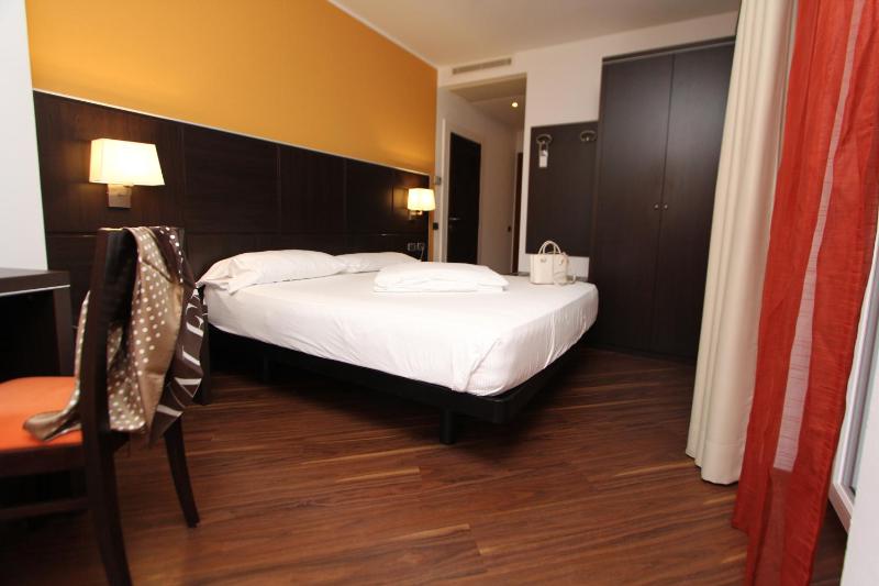 Standard Double or Twin Room with Balcony image 3
