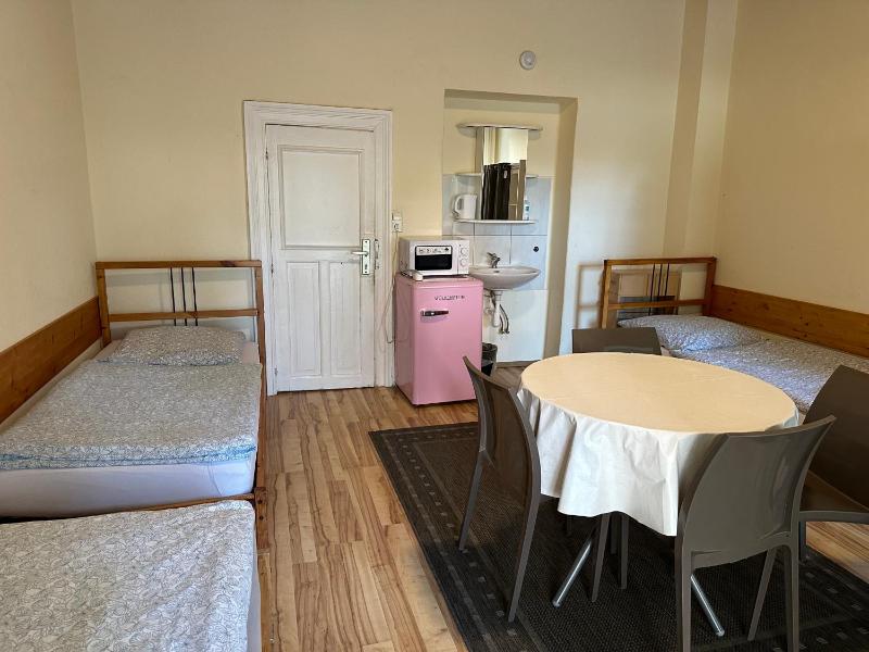 Economy Quadruple Room with Shared Bathroom image 4