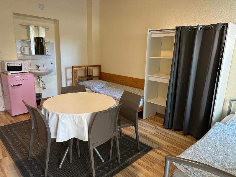 Economy Quadruple Room with Shared Bathroom image 3