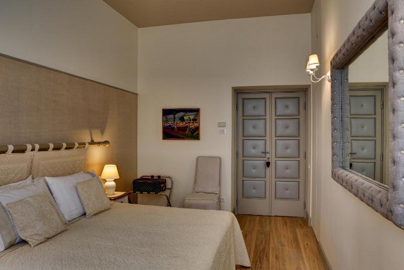Deluxe Double Room image 4