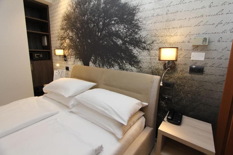 Superior Double Room with Balcony image 3