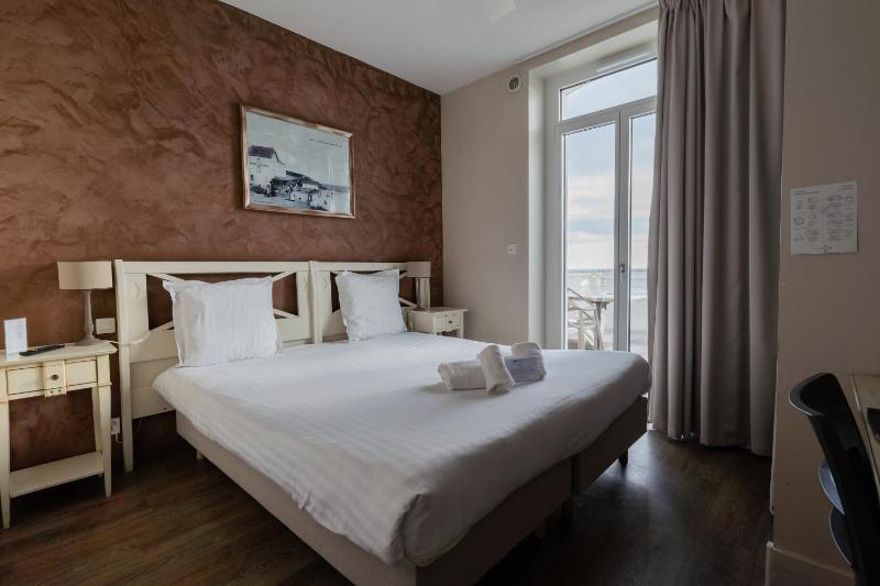 Classic Room with Sea View and Terrace image 4