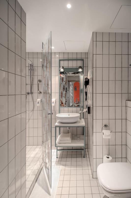 Standard Twin Room image 2