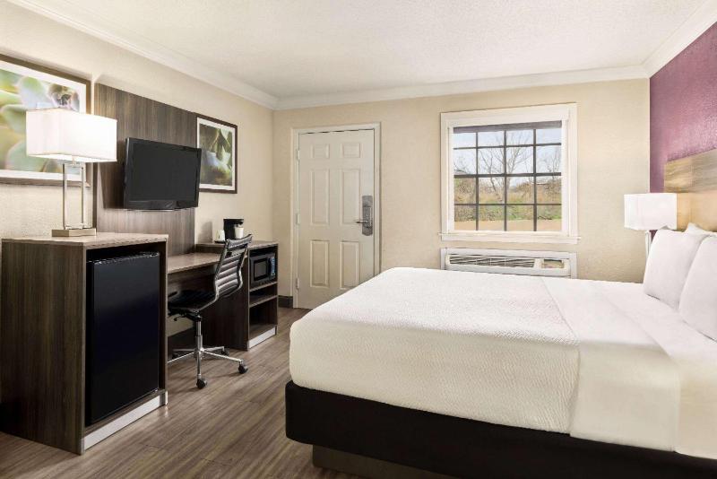 King Room with Bath Tub - Mobility/Hearing Accessible - Non-Smoking image 3