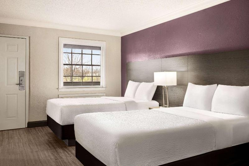 Room with Two Double Beds image 2