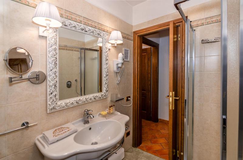 Deluxe Double Room image 2